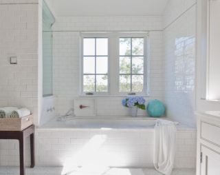  2023卫生间浴缸白色家装图片