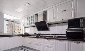 现代美式137平三居厨房橱柜设计图片