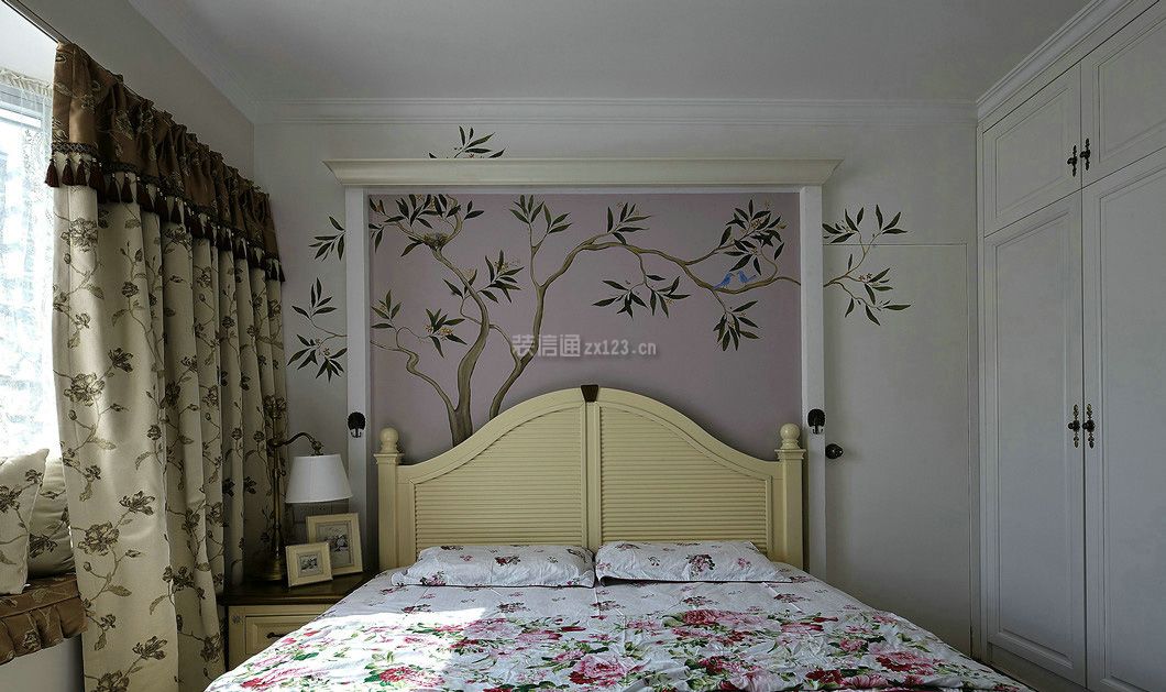 150平米地中海三居卧室手绘背景墙设计图片