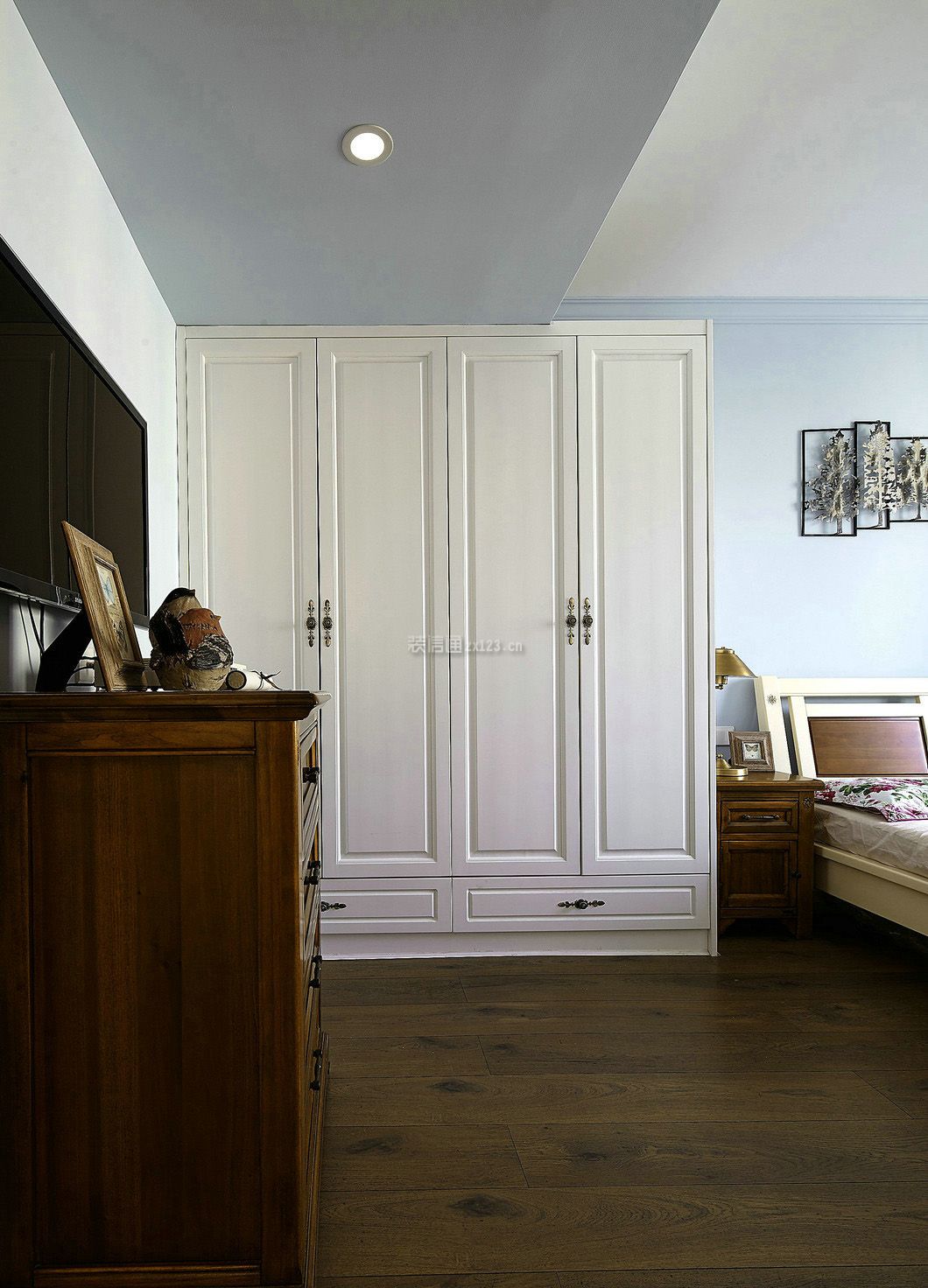 150平米地中海三居卧室衣柜设计图片