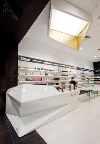 现代风格120平米化妆品店服务台设计图片