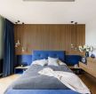单身公寓精装卧室床头木背景墙设计效果图