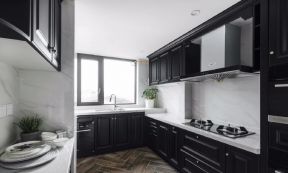 轻奢美式风格155平四居厨房黑色橱柜装修效果图