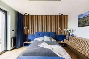 单身公寓精装卧室床头木背景墙设计效果图