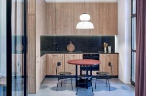 单身公寓精装小厨房原木橱柜效果图