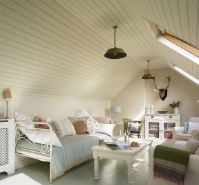 北欧风格不规则阁楼小客厅装修设计效果图片