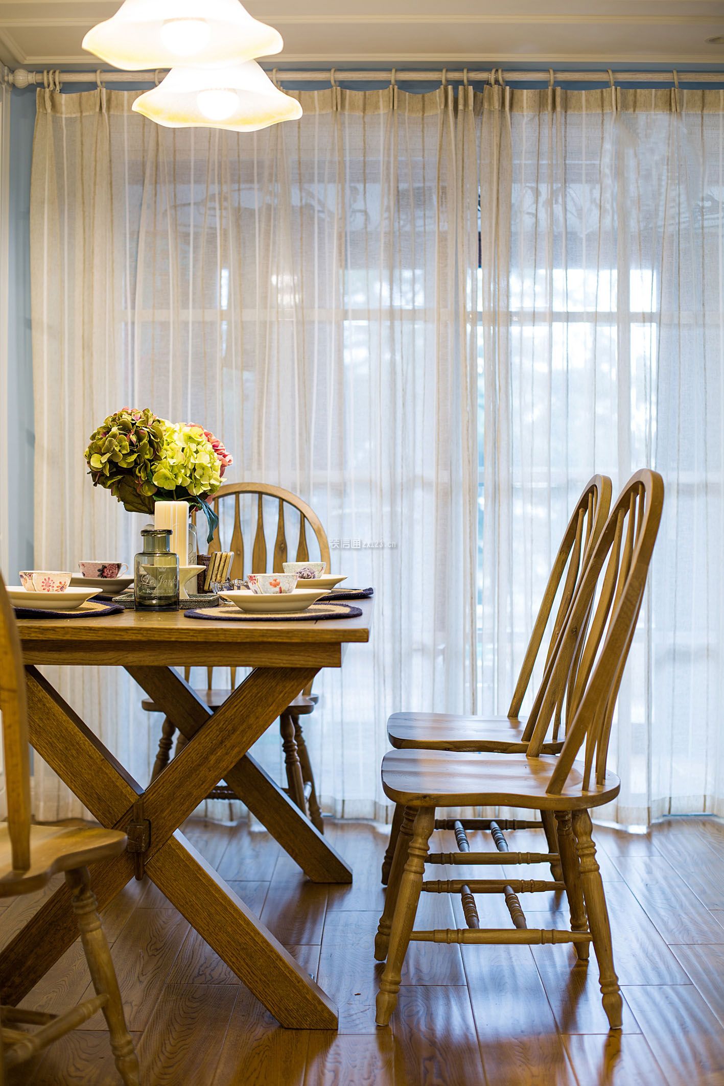 美式风格家庭餐厅餐桌设计效果图