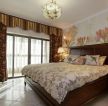 成都美式风格卧室床头壁纸装饰效果图