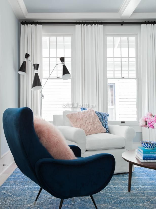 2023国外家居客厅白色窗帘搭配设计图片