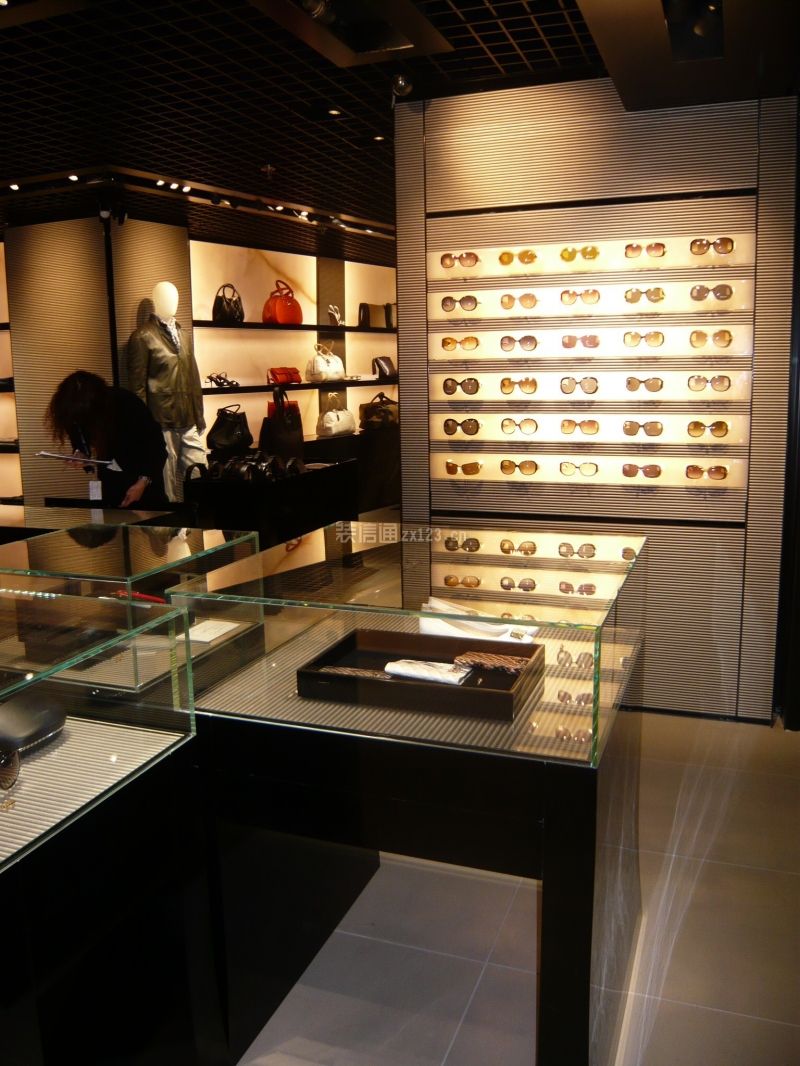 现代风格300平米专卖店室内眼镜展示柜设计图片