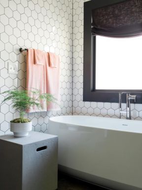 2023国外家庭卫生间浴缸背景墙设计图片