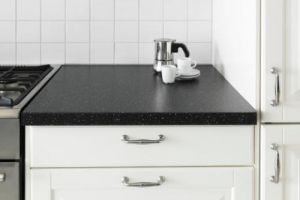 【柳州筑美装饰】厨房橱柜台面选择石英石还是不锈钢？