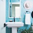 2023国外家庭卫浴间蓝色瓷砖背景墙设计图片