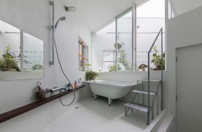 复式房简约浴室白色浴缸设计图片