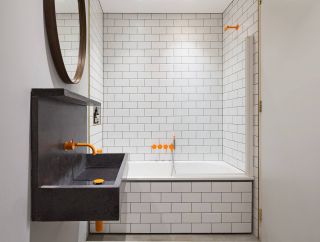 复式房卫生间砖砌浴缸设计图片赏析