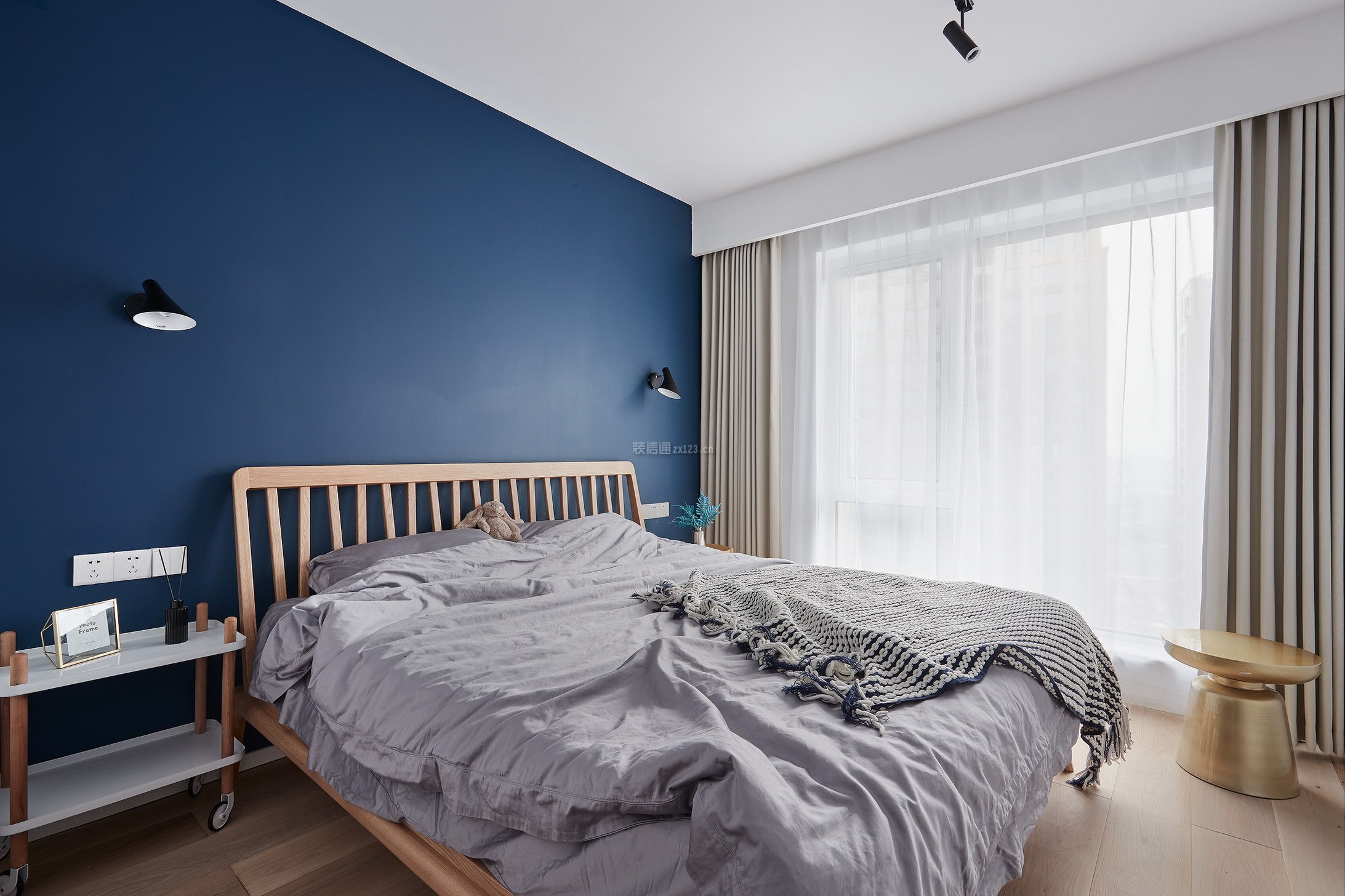 89平米三居室北欧风格卧室蓝色背景墙设计图片