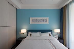  2020卧室台灯床头图片 卧室台灯床头灯效果图 蓝色背景墙图片