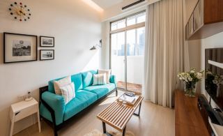 2023简约风格单身女生公寓客厅蓝色沙发设计图片