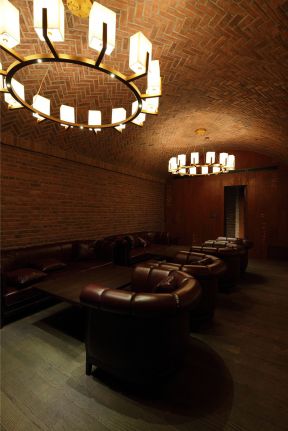 美式风格580平米高端红酒会所沙发设计图片