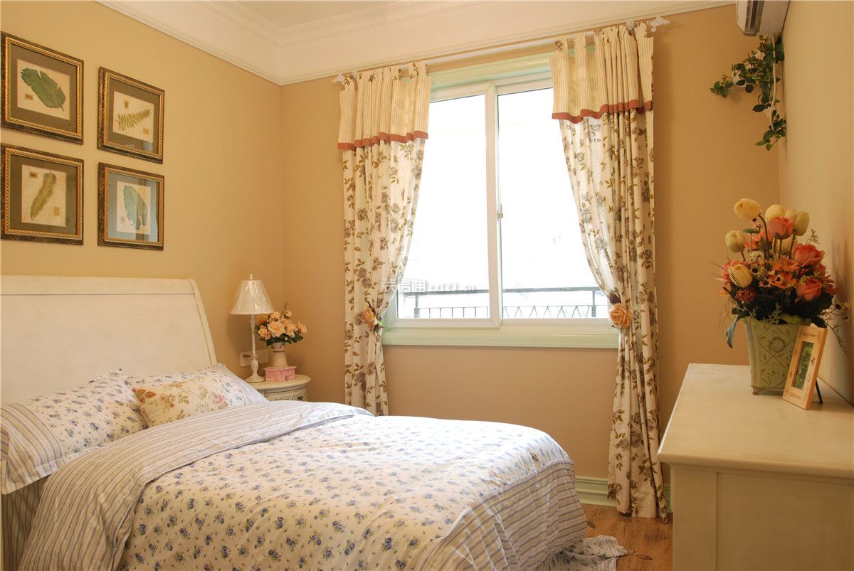 地中海风格家庭卧室窗帘装修效果图
