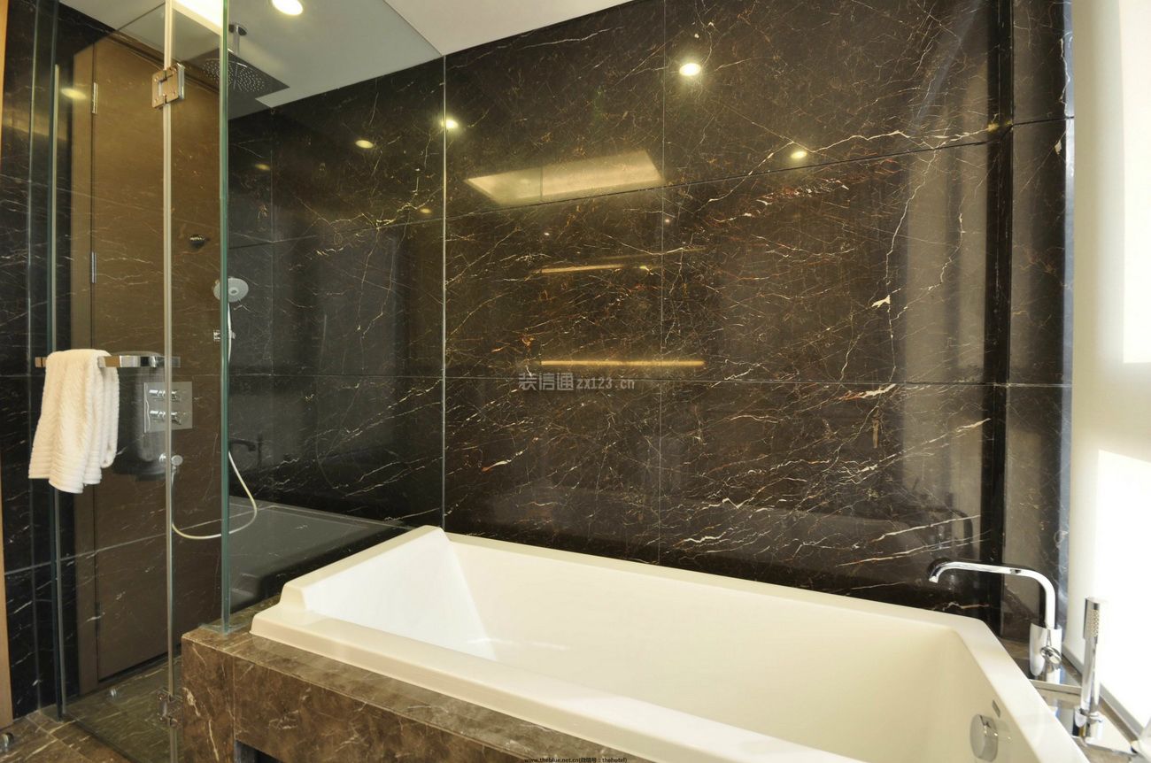 127平港式风格卫生间浴缸设计图片