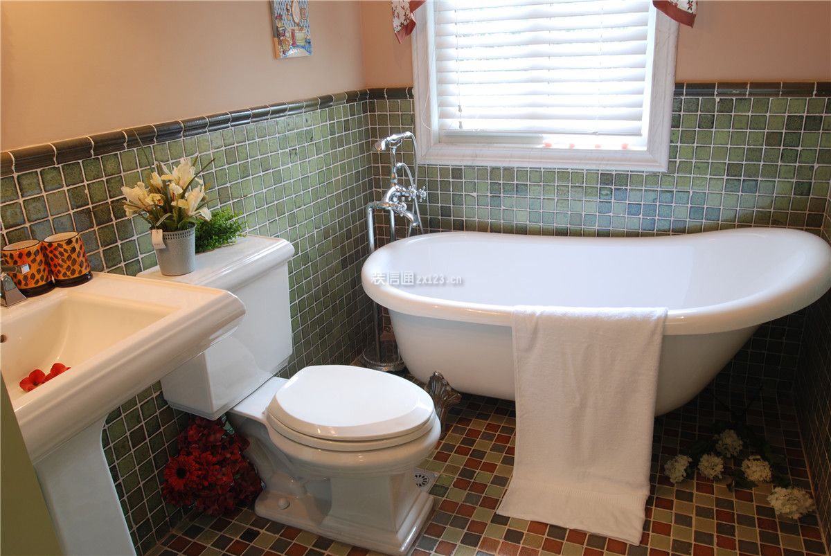 地中海风格家庭浴室装修浴缸摆放图片