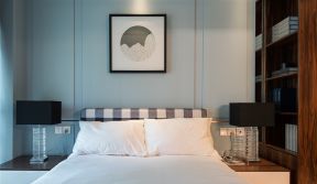 现代简约风格89平米二居室卧室床头装饰画设计图片