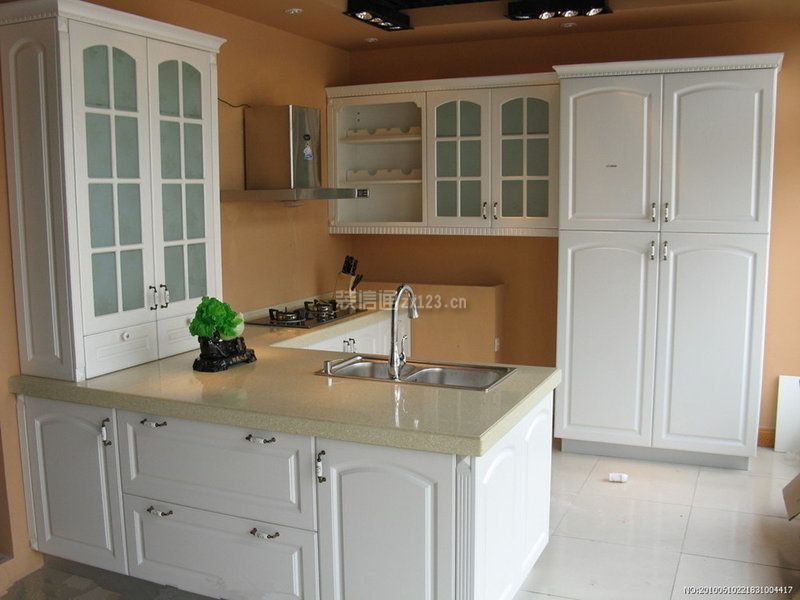 120平米三居室家庭厨房橱柜设计图片