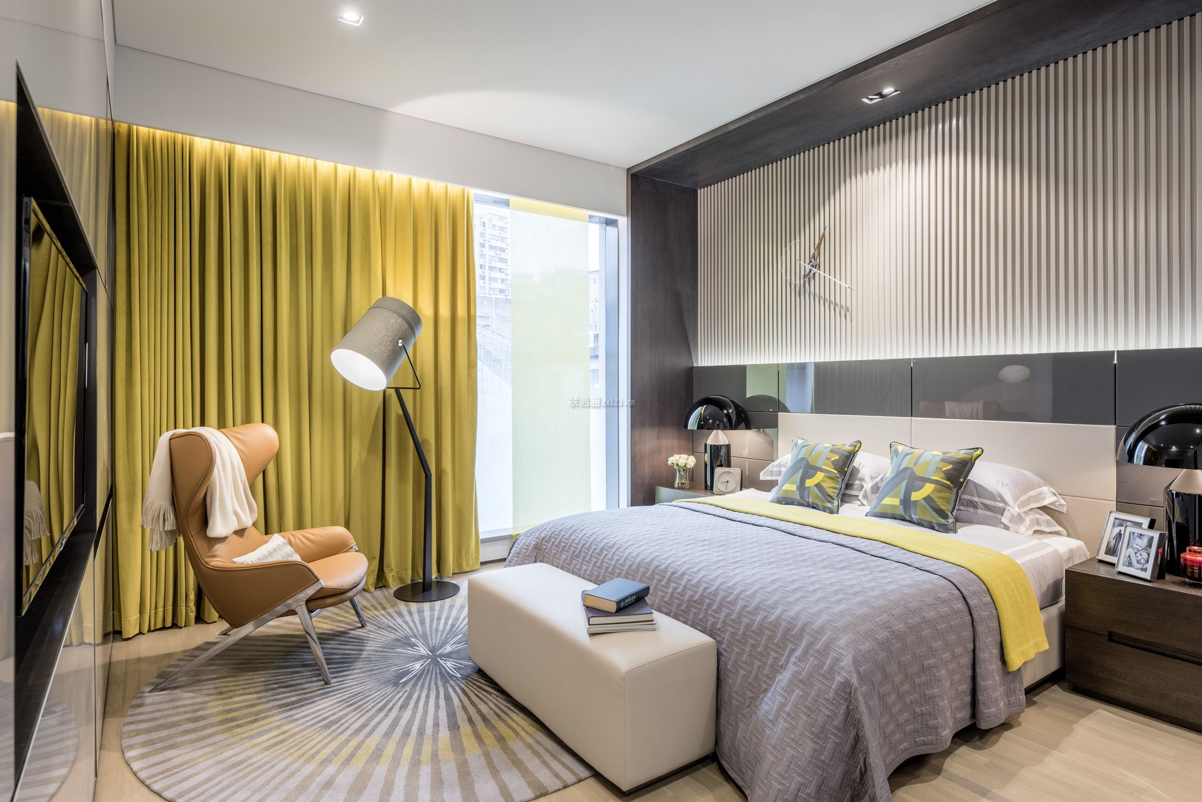 93平米现代简约三居室卧室黄色窗帘搭配设计图片