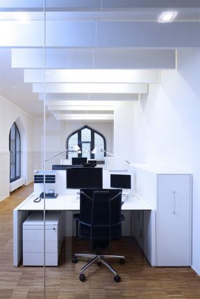 现代风格500平米办公室桌椅设计图片