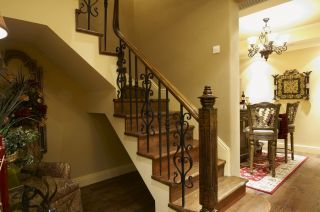 美式风格奢华别墅楼梯间设计图片