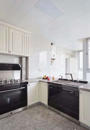 128平米时尚三居室厨房橱柜设计图片