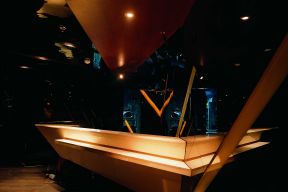 现代风格3000平米夜店吧台装修设计图片