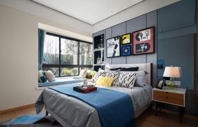现代简约风格家庭卧室小飘窗装饰实景图
