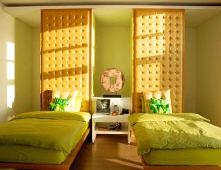 绿色家居双人卧室软包背景墙装饰设计图片