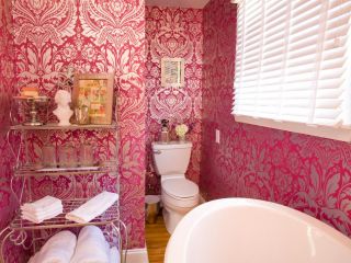 暖色系三平米卫浴间背景墙设计图片