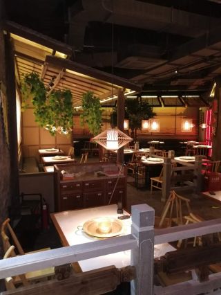 中式风格668平米火锅店大厅桌椅装修实景图