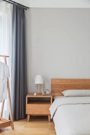 日式简约风格94平米三居卧室床头柜设计图片