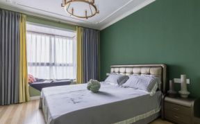 134平的房子卧室床头绿色背景墙装修图