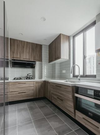 186平米现代厨房木质橱柜门装修效果图