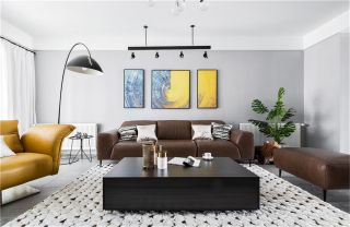 94平米现代简约三居室客厅沙发墙挂画布置图片