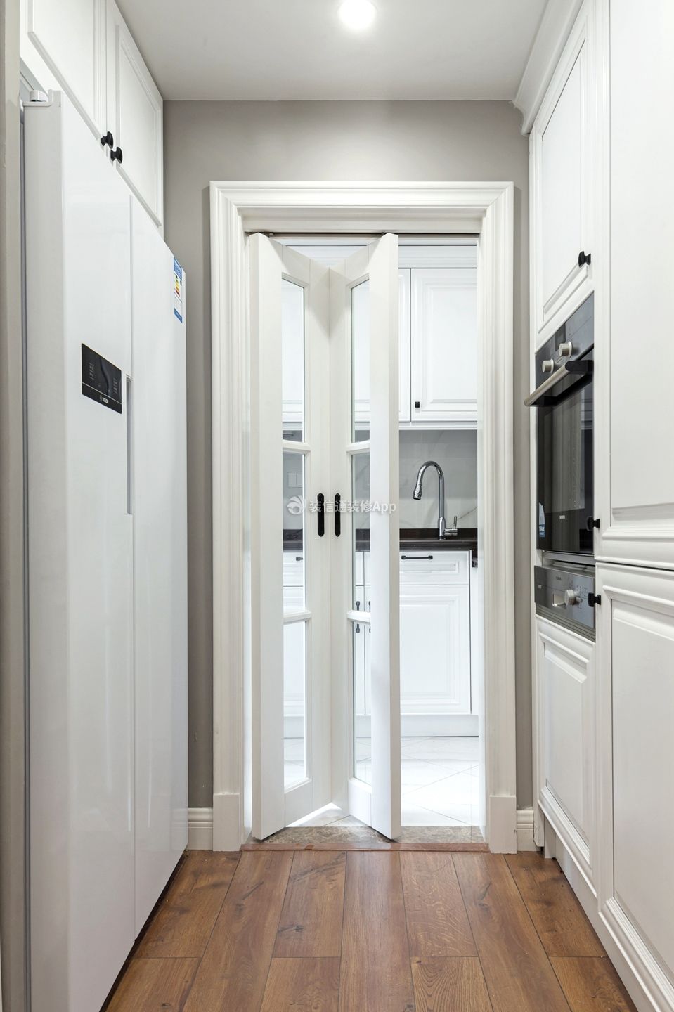 87平米三居室家庭厨房白色折叠门装修实景图片