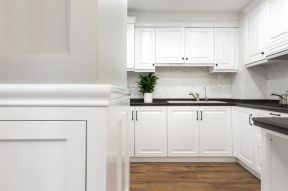 87平米三居室家庭厨房白色橱柜装修实景图片