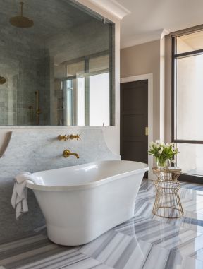 109平米三居室家庭浴室浴缸设计图片