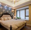 85平米美式风格卧室花纹壁纸装修效果图