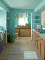 2023温馨家庭厨房蓝色背景墙设计图片