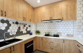 2020家庭厨房实木橱柜效果图 2020整体厨房实木橱柜效果图