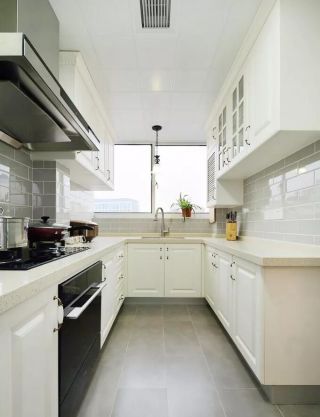 简美式样板间U型厨房橱柜装修效果图