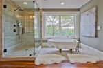 2023温馨家庭卫生间淋浴房玻璃门设计图片