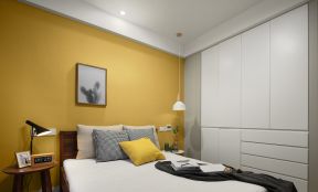  2020卧室白色衣柜 2020黄色背景墙装修效果图